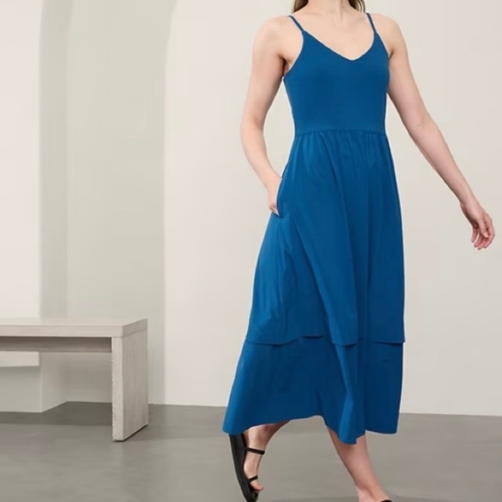 NWT ATHLETA Elation V-Neck Hybrid Dress Womens Large Blue Midi Pockets